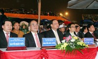 Parlamentspräsident Nguyen Sinh Hung nimmt am Programm “Im Land des Quan Ho-Gesangs” 2015 teil